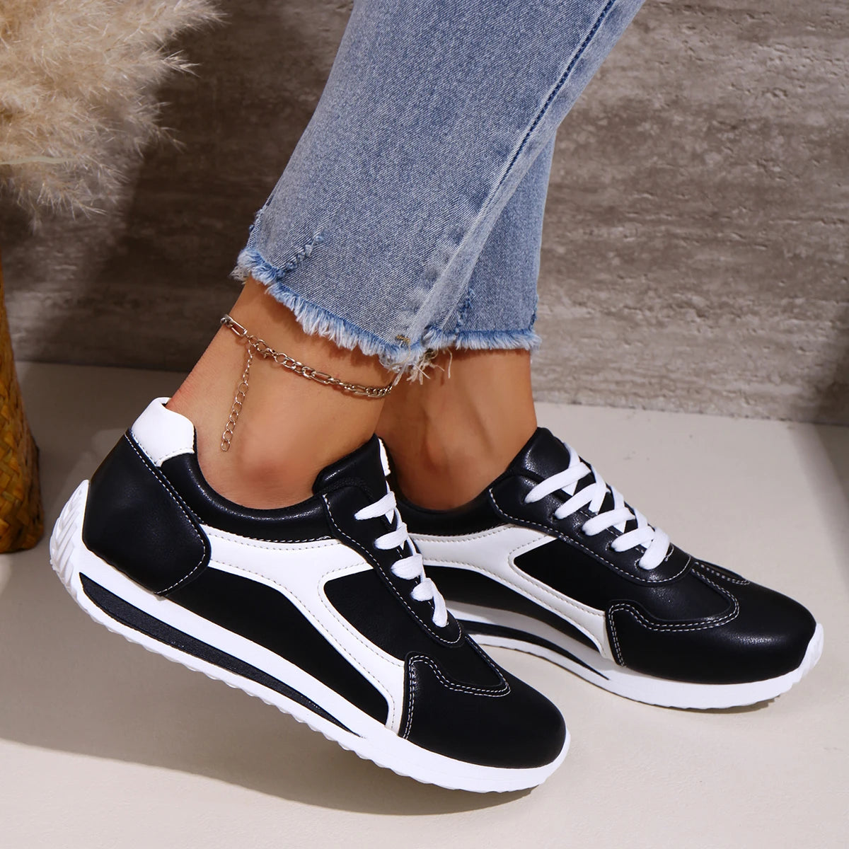 2025 Spring New Women Sneakers Comfortable Outdoor Fashion Versatile Flat Casual Sneakers Lace Up Women Sports Shoes Plus Size
