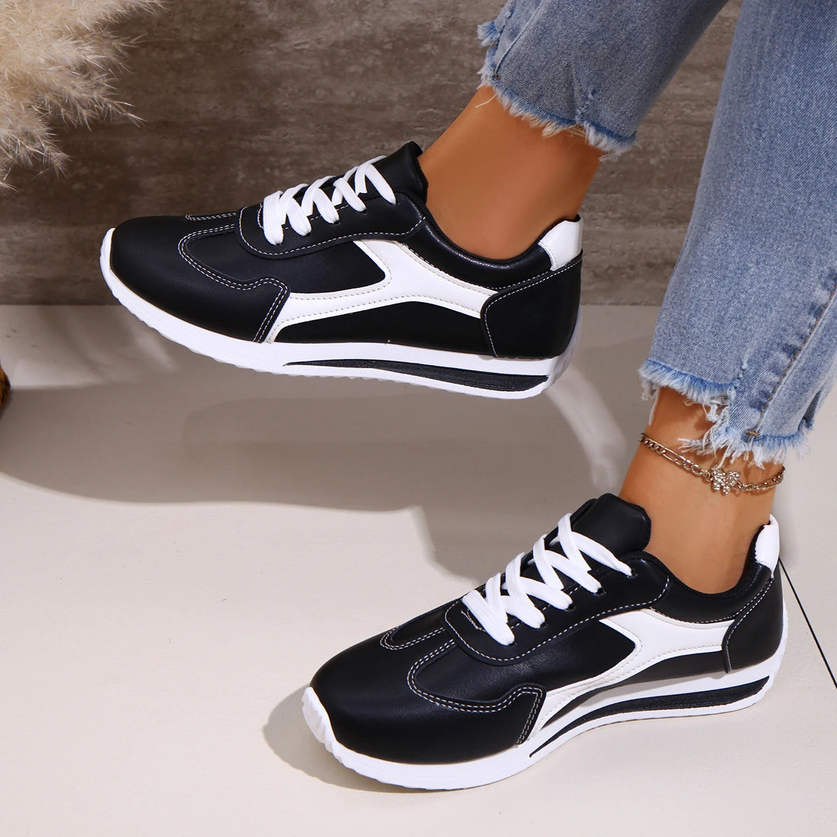 2025 Spring New Women Sneakers Comfortable Outdoor Fashion Versatile Flat Casual Sneakers Lace Up Women Sports Shoes Plus Size