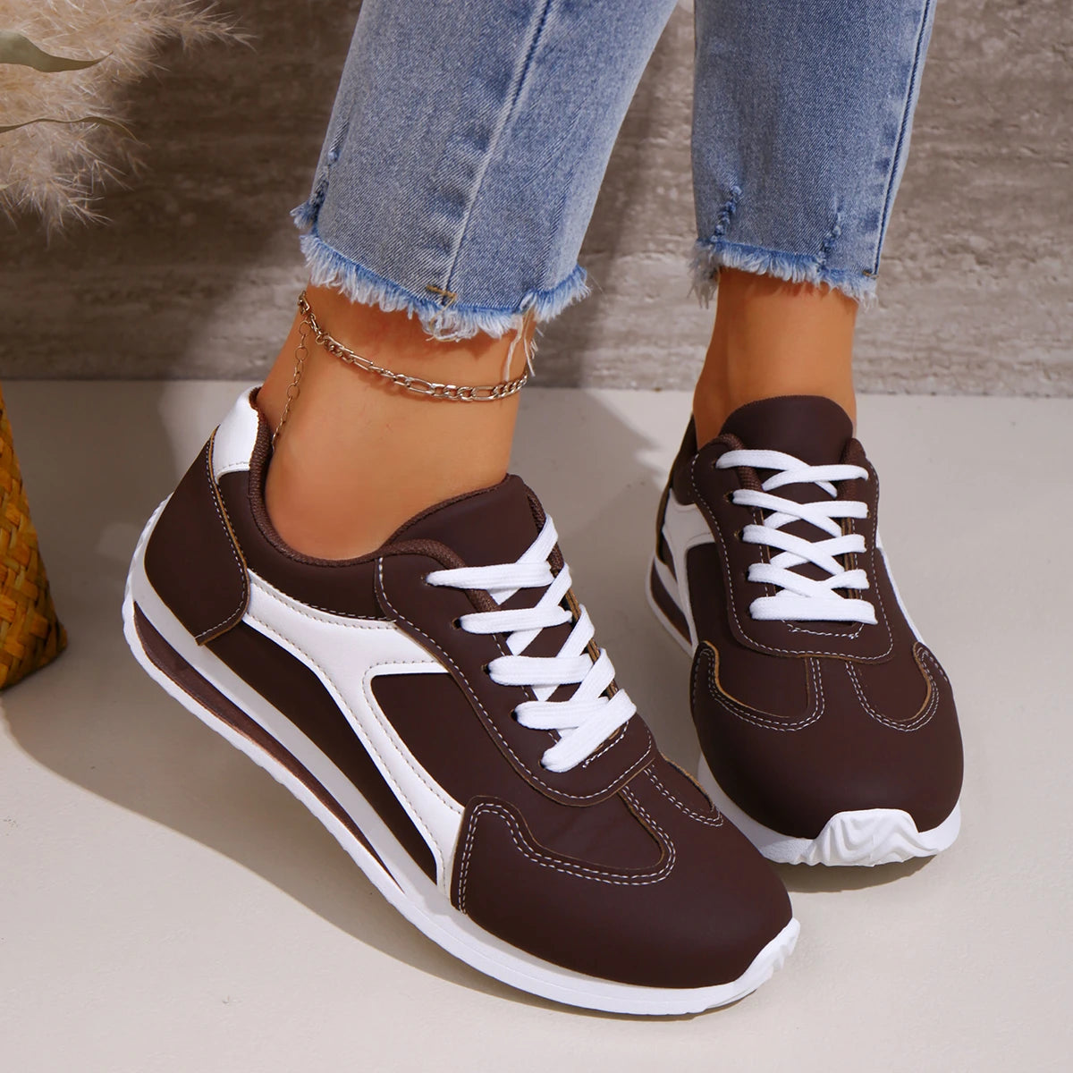 2025 Spring New Women Sneakers Comfortable Outdoor Fashion Versatile Flat Casual Sneakers Lace Up Women Sports Shoes Plus Size